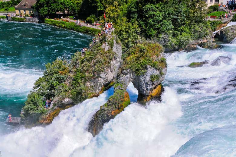 As cataratas do rio Reno são uma joia natural do norte da Suíça
