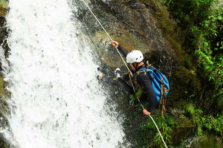 Rapel ao lado de uma cachoeira alpina