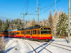 Trem cremalheira na cidade