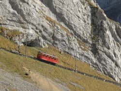 Trem cremalheira na montanha